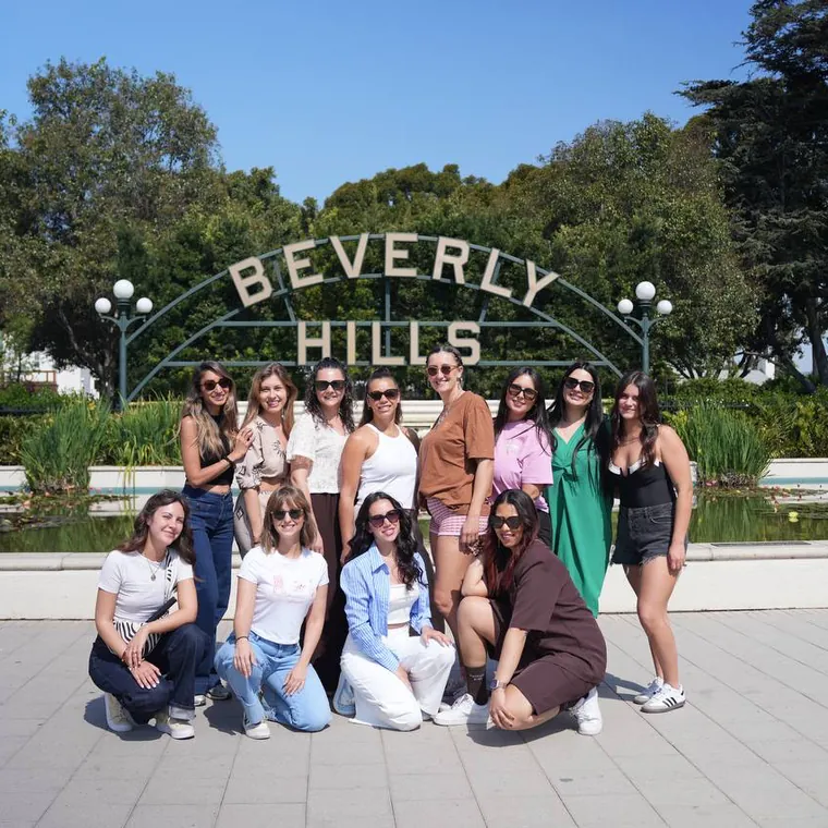 Le groupe Femmes en Vadrouille devant le panneau Beverly Hills, en Californie