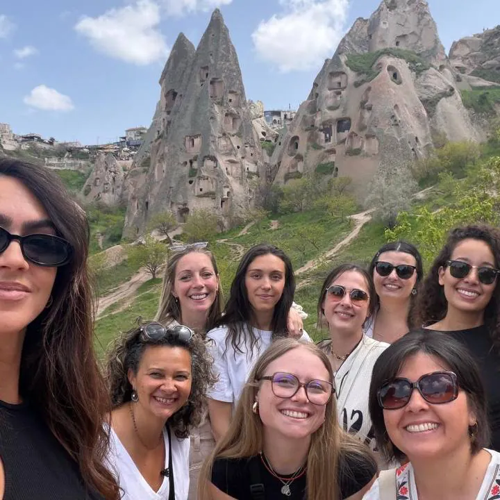 Selfie du groupe devant les cheminées de fées de Cappadoce