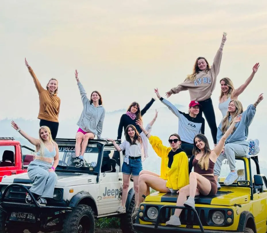 Le groupe Femmes en Vadrouille, bras levés sur des jeeps au lever du jour au mont Batur, à Bali