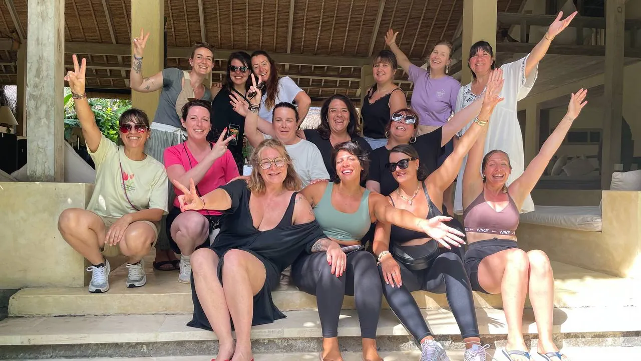 Le groupe réuni sous un pavillon à Bali
