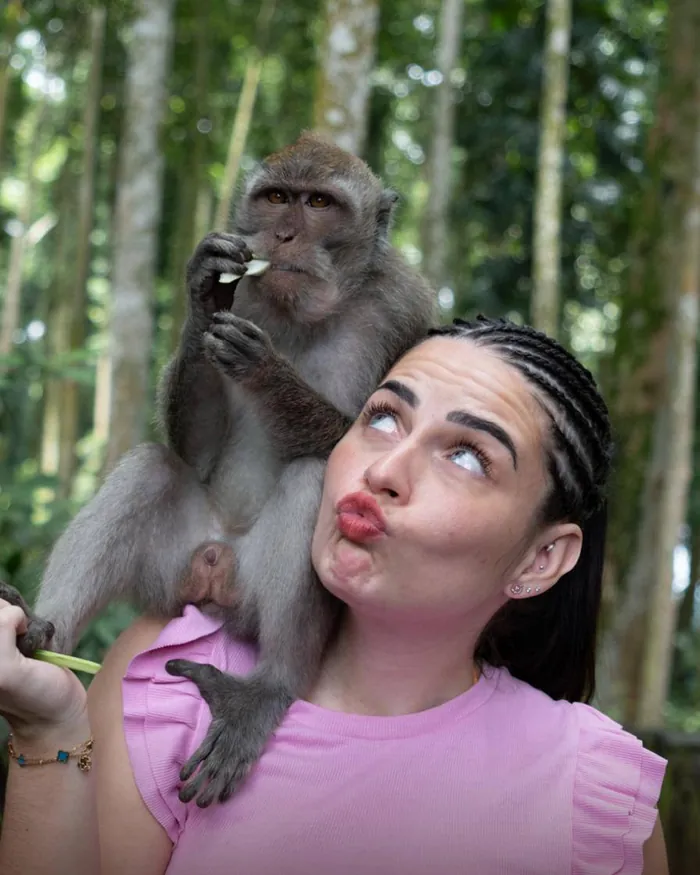 Une voyageuse et un singe dans la forêt sacrée d’Ubud à Bali