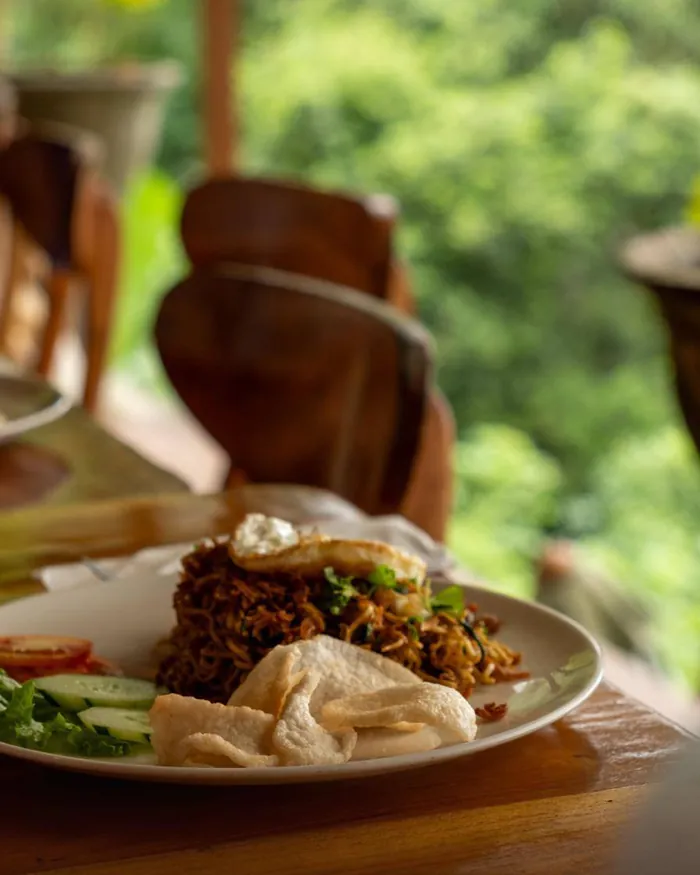 Un plat balinais servi dans un restaurant local