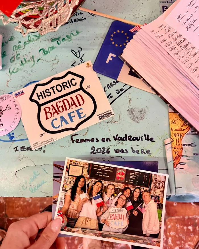 Carte souvenir signée par le groupe au Bagdad Café, sur la Route 66